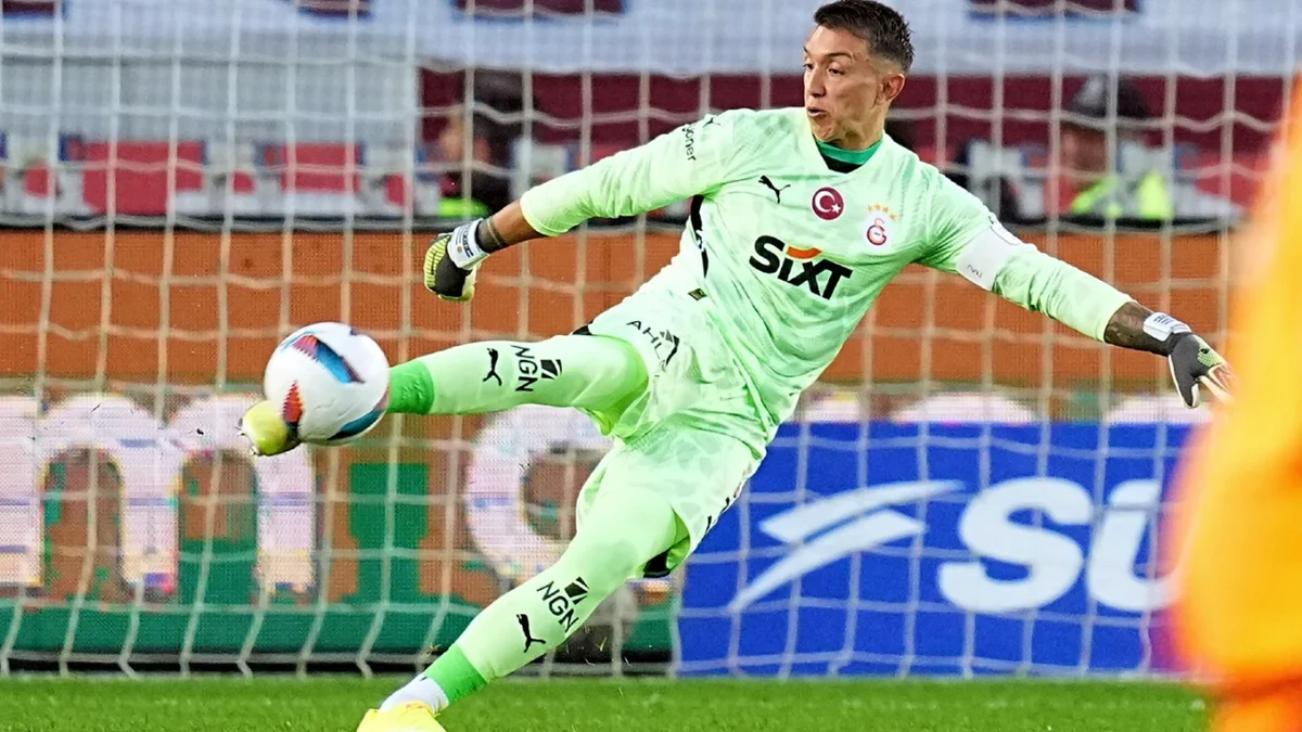 Fernando Muslera llegó a Uruguay, mientras Estudiantes sigue presionando