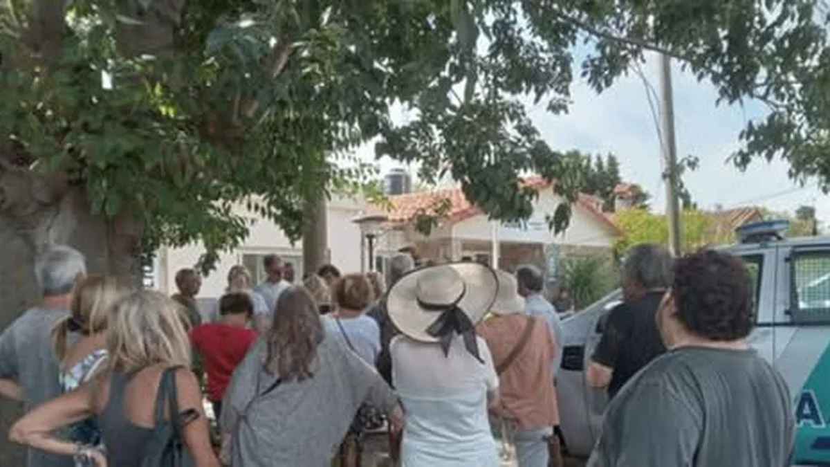 Gonnet, "en jaque" por el delito: vecinos protestaron frente a la comisaría