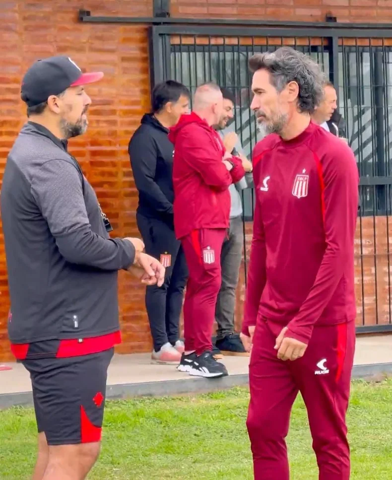 Eduardo Dom&iacute;nguez, t&eacute;cnico de Estudiantes, en di&aacute;logo con Cristian Fabbiani, DT de Newell's