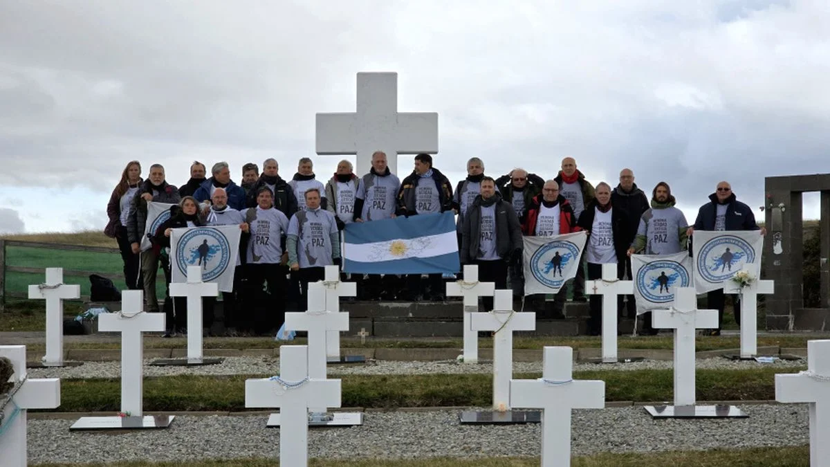 Emotiva visita de excombatientes de La Plata a las Islas Malvinas