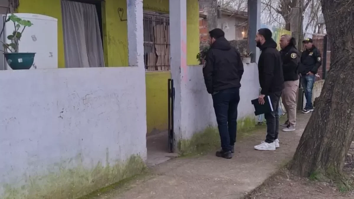 Allanaron la casa de la madre del femicida de Berisso y encontraron el arma del crimen