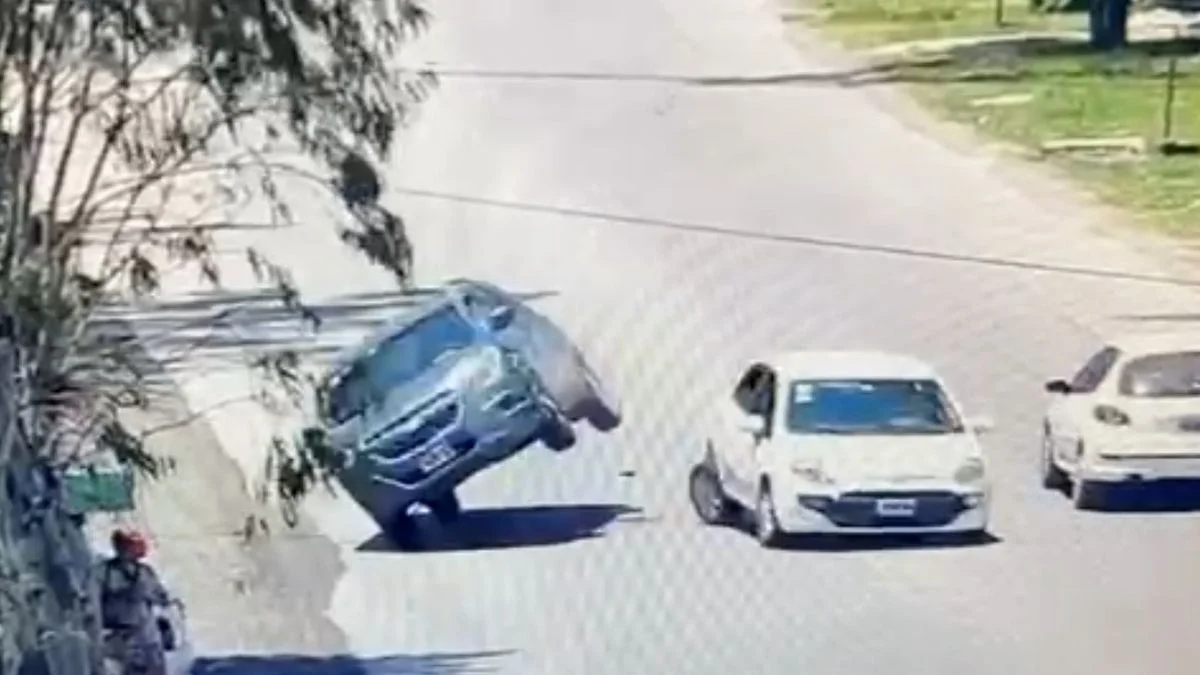 Choque entre dos autos y milagro en Ensenada