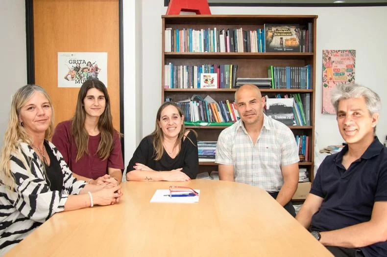 &nbsp;Leandro Campano, presidente de la Liga Amateur Platense, junto a directivos de la Facultad de Humanidades