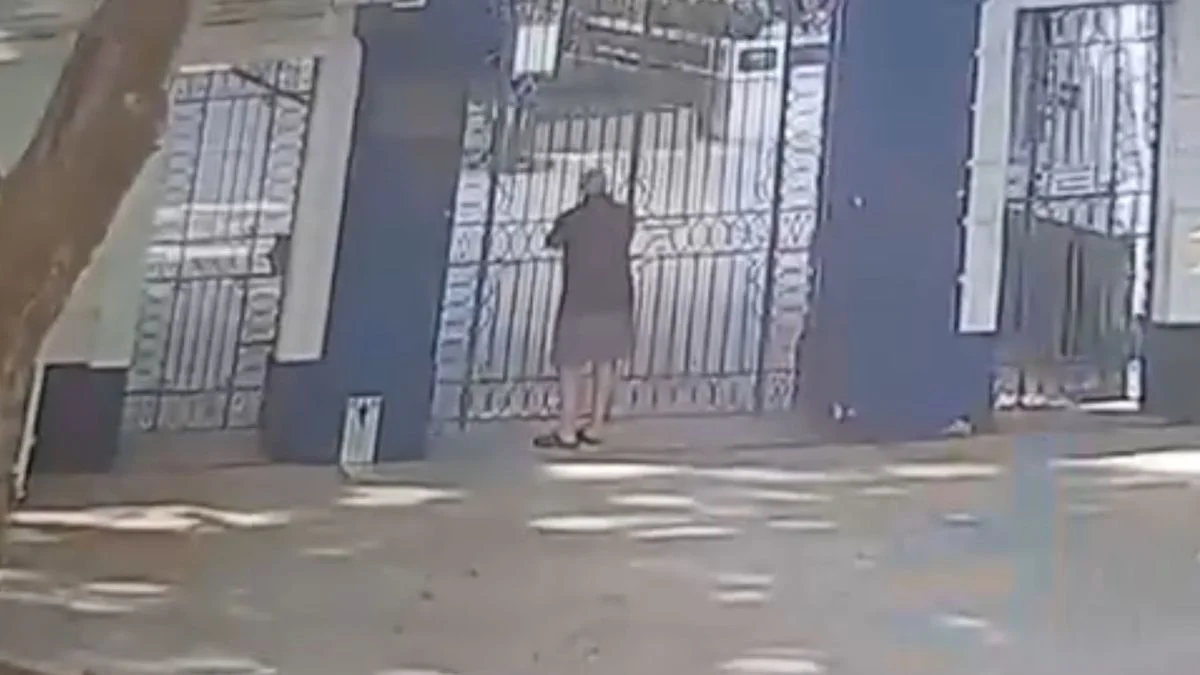En la previa del clásico platense, un hombre tiró sal en la cancha de Gimnasia