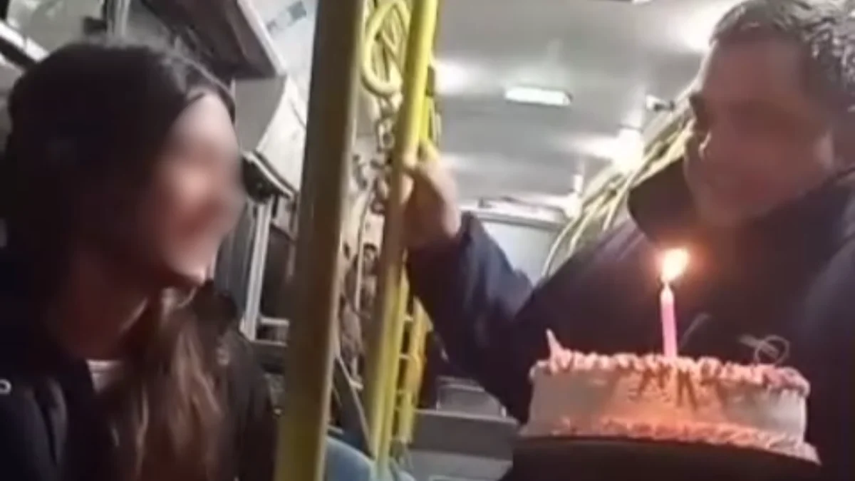 Un chofer de La Plata le festejó el cumpleaños de 15 a una chica arriba del micro