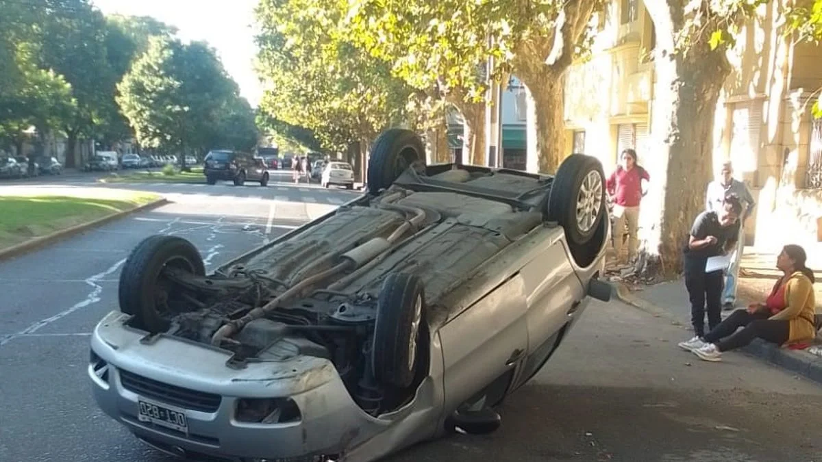 Choque y vuelco en plena Avenida 1 de La Plata