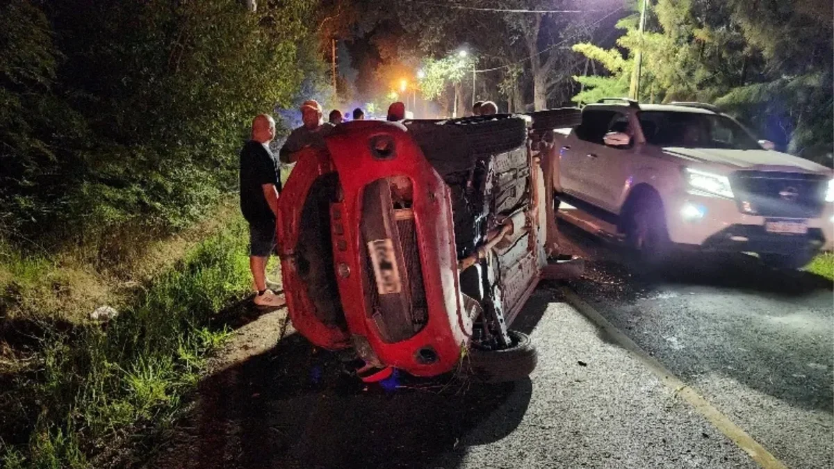 Impactante vuelco en Parque Sicardi: una oficial de Policía perdió el control y terminó con múltiples golpes