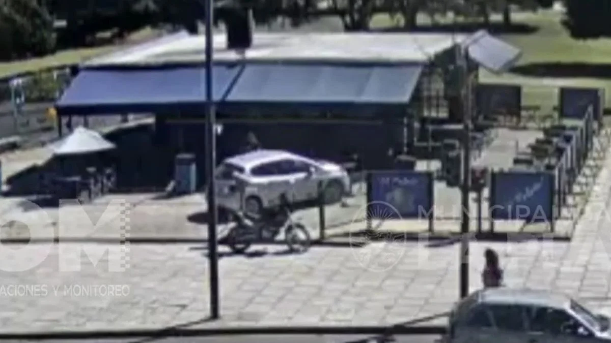 Así fue el desvío y choque en Plaza Moreno