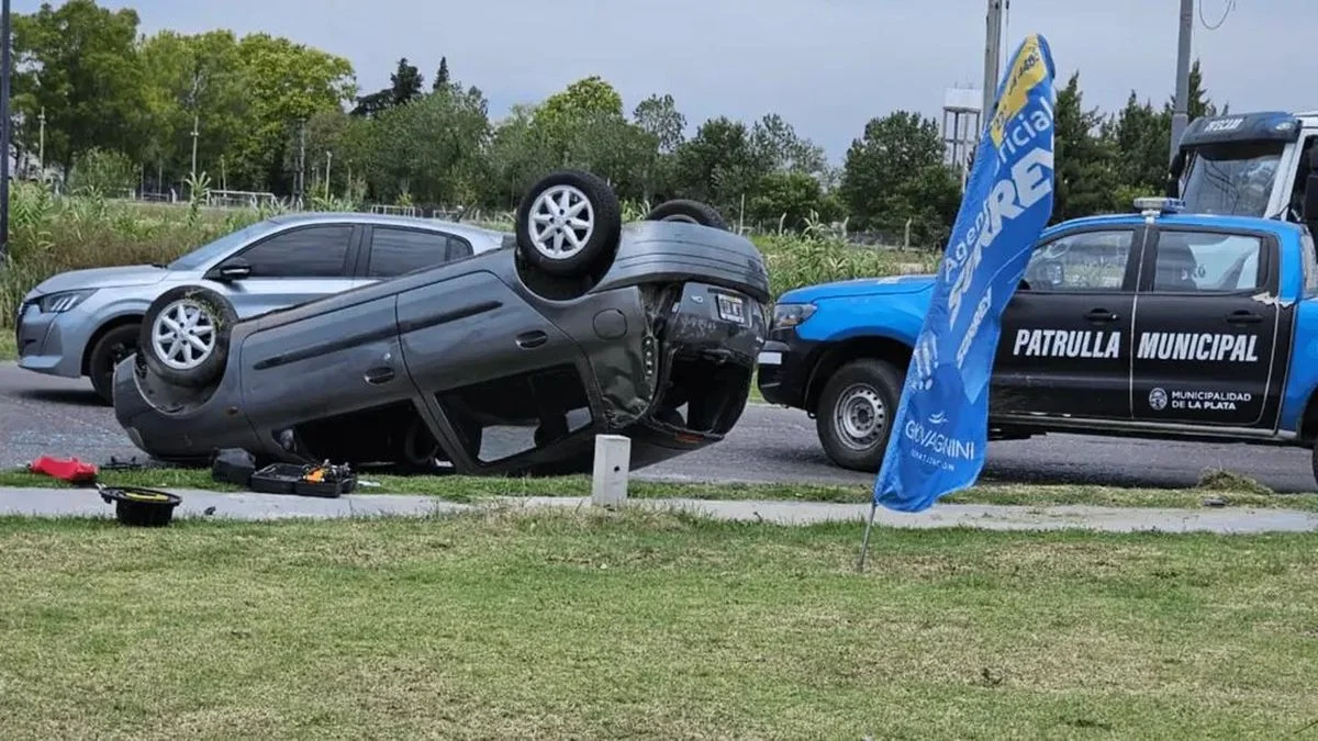 Volcó en plena avenida 520 y resultó ileso