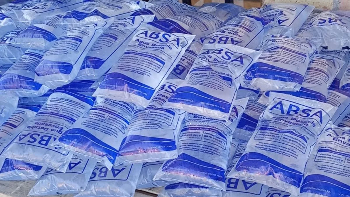ABSA comenzó a entregar sachets de agua en Villa Castells