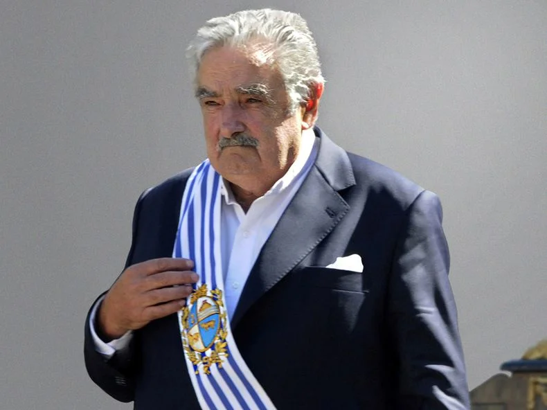 Jos&eacute; Mujica con la banda presidencial en 2010.