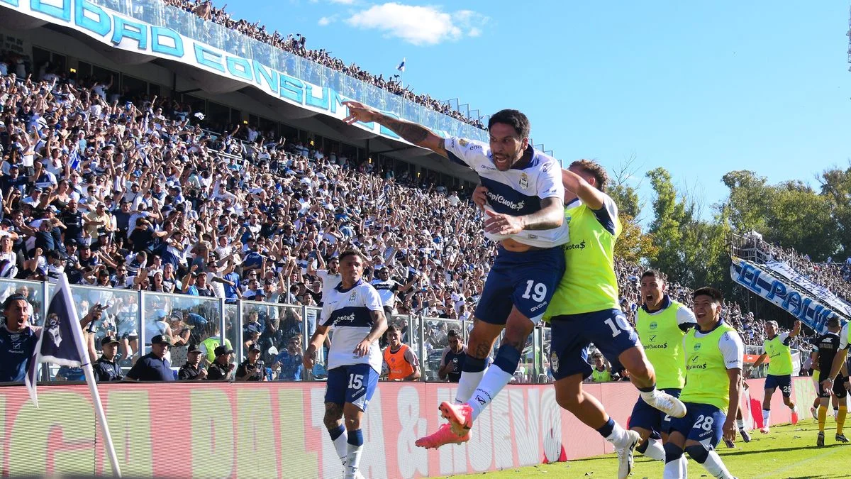 Un referente de Gimnasia felicitó a Maxi López por el nacimiento de su hijo