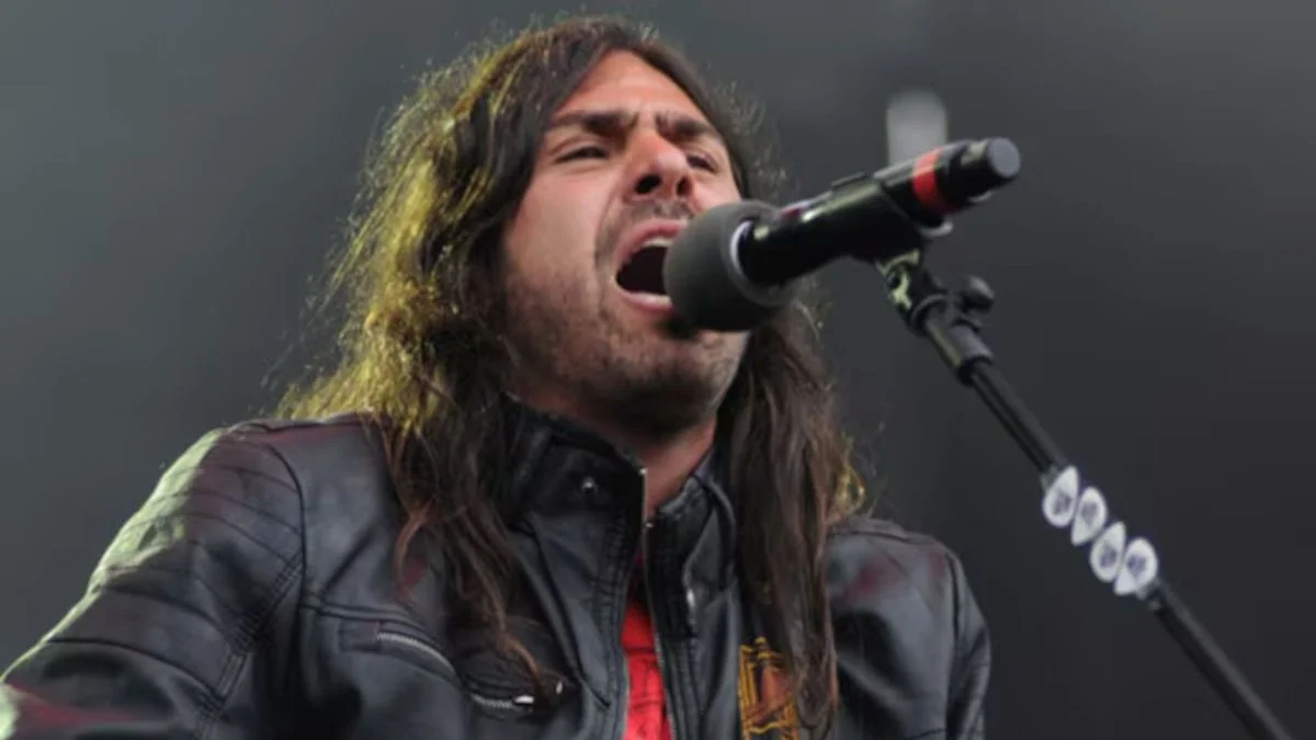 Denunciaron al cantante de La Mancha de Rolando de arrollar una moto