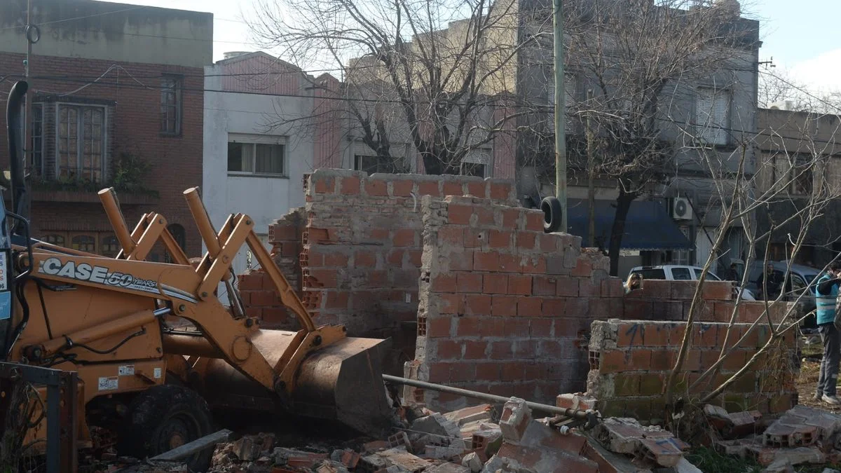 Se demolieron construcciones ilegales en La Plata