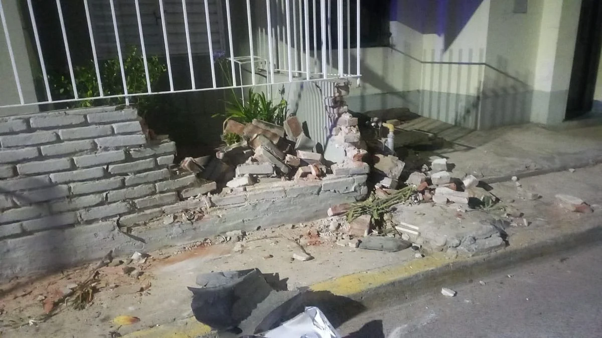 Borracho se incrustó contra una casa en Ensenada