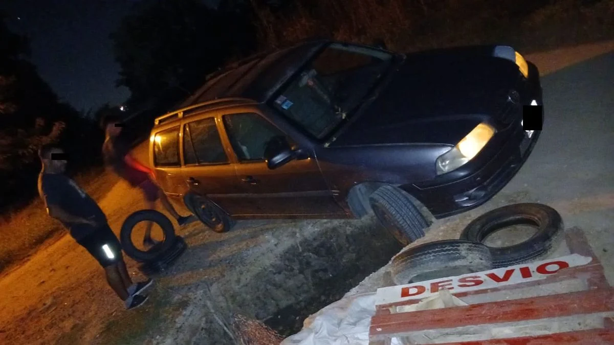 Un bache peligroso y el abandono municipal acechan en Melchor Romero: "No se mató nadie de suerte"