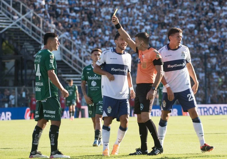 Diego Flores evit&oacute; hablar del arbitraje de Pafundi, que hizo enojar a todos los hinchas de Gimnasia