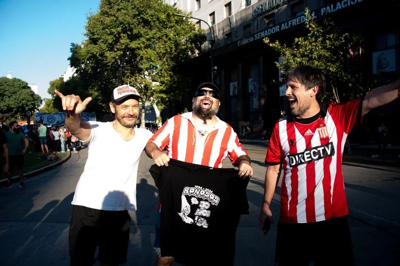 Hinchas de Estudiantes presentes en el congreso bancando a los jubilados