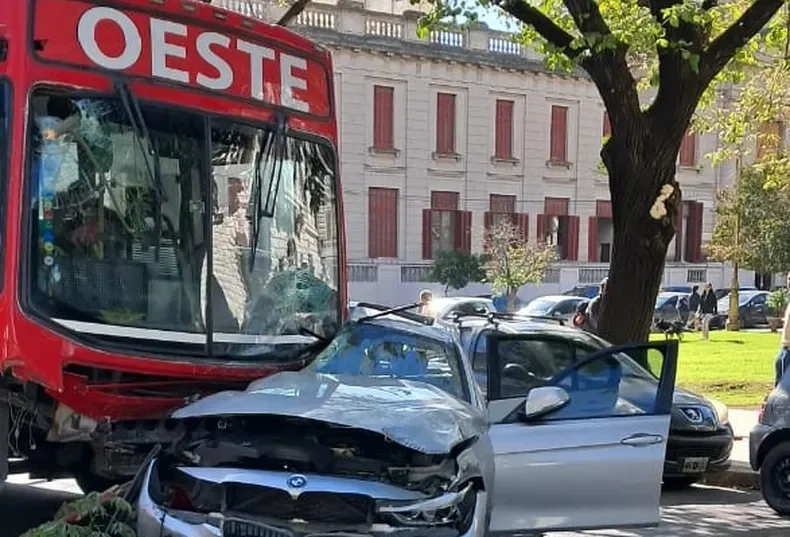 El micro de la l&iacute;nea Oeste arrastr&oacute; media cuadra al veh&iacute;culo