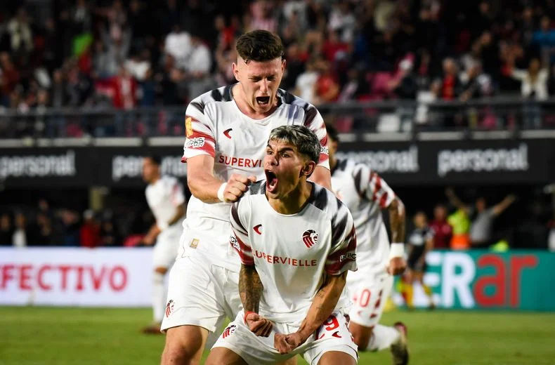 Estudiantes celebró una agónica victoria en el Estadio UNO