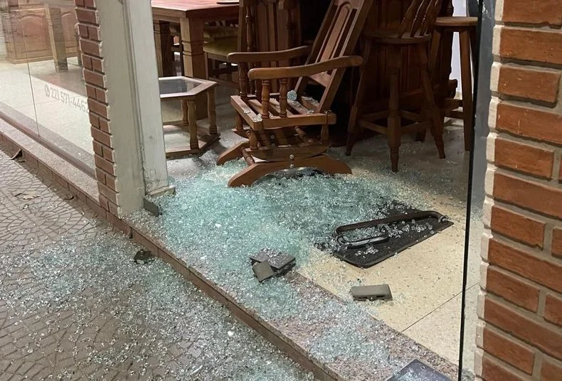 As&iacute; qued&oacute; el vidrio reventado de la muebler&iacute;a de Avenida 44