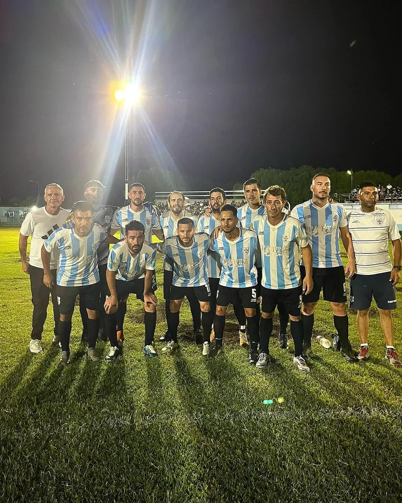 Pablo Piatti con todo el grupo de jugadores en La Carlota&nbsp;