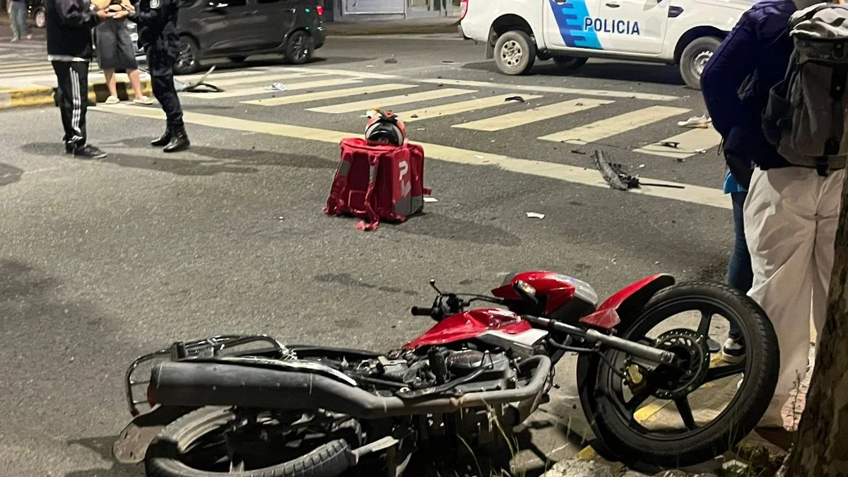 Violento choque en el centro de La Plata: un repartidor quedó inconsciente tras salir despedido