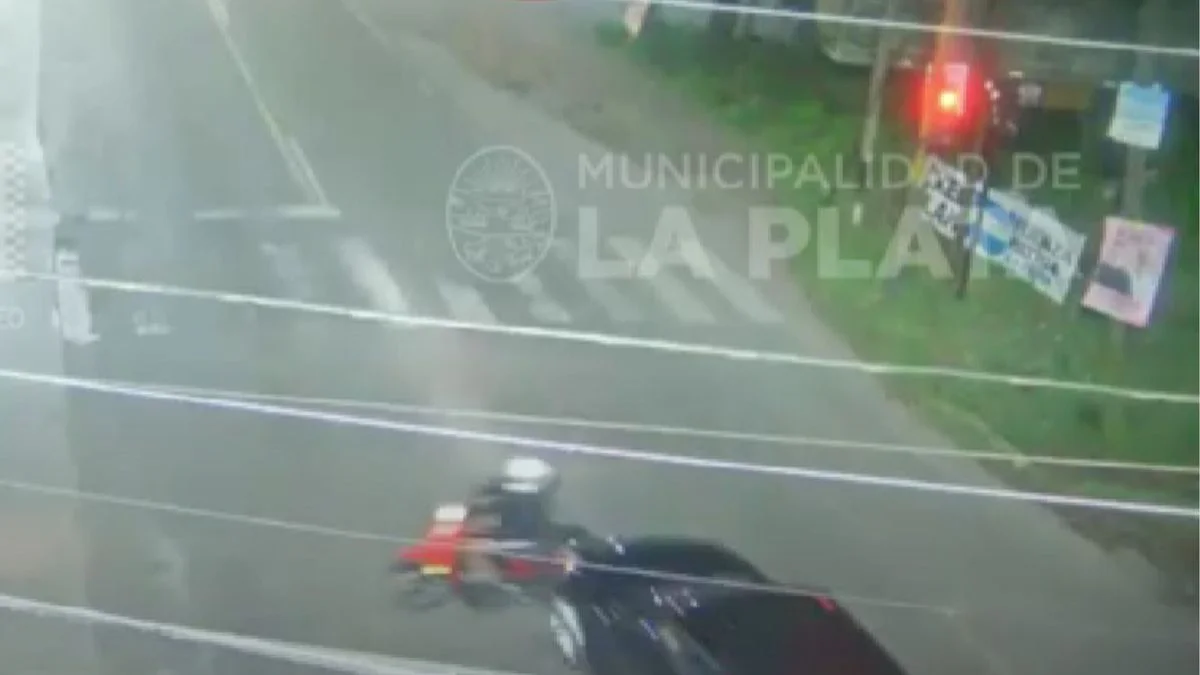 Buscan a un conductor que atropelló a un motociclista en Villa Elisa