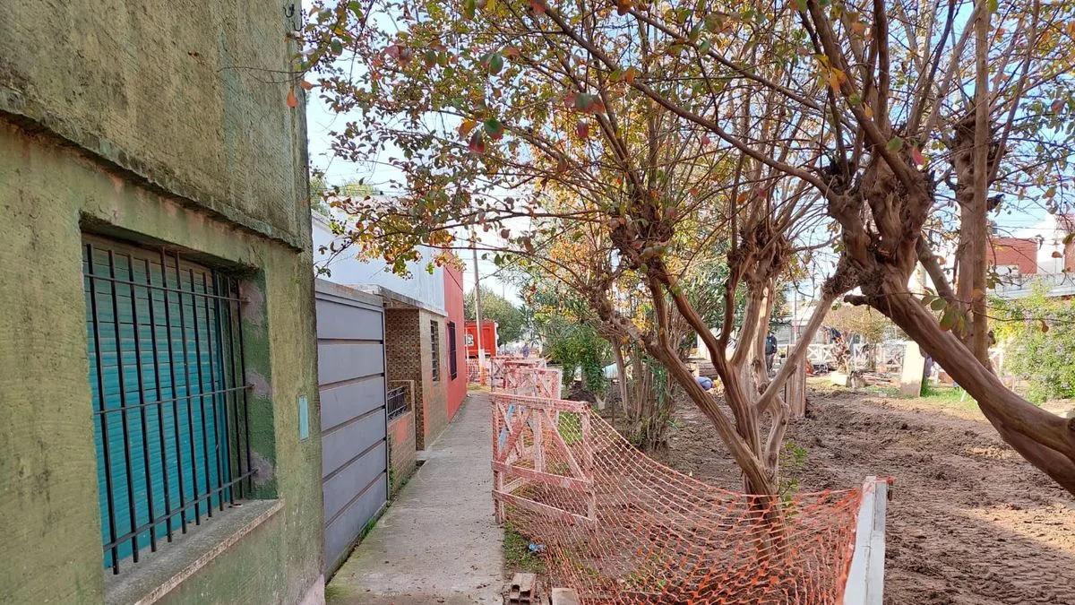 Fuerte reclamo en Berisso por una obra que tiene a los vecinos "cautivos"