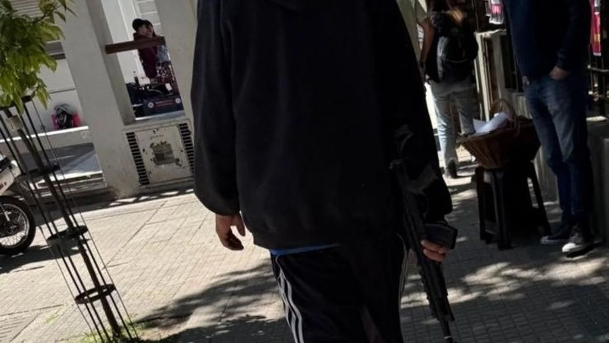 Ingresó con un rifle a la Facultad de Arquitectura y suspendieron una clase