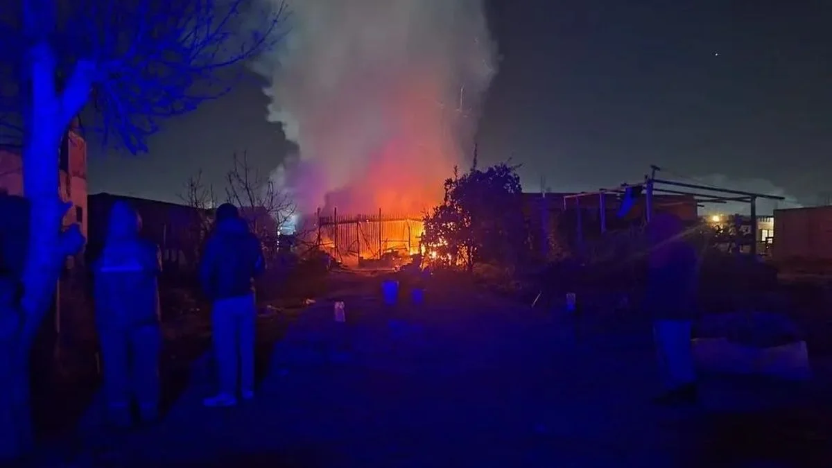 Feroz incendio en una casa de Abasto dejó a un hombre en el Hospital