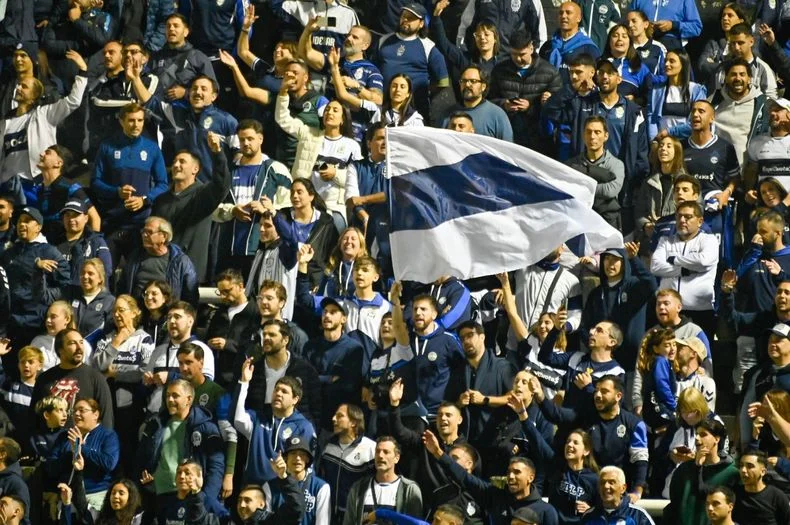 La hinchada de Gimnasia copó el Estadio Ciudad de Caseros en Copa Argentina
