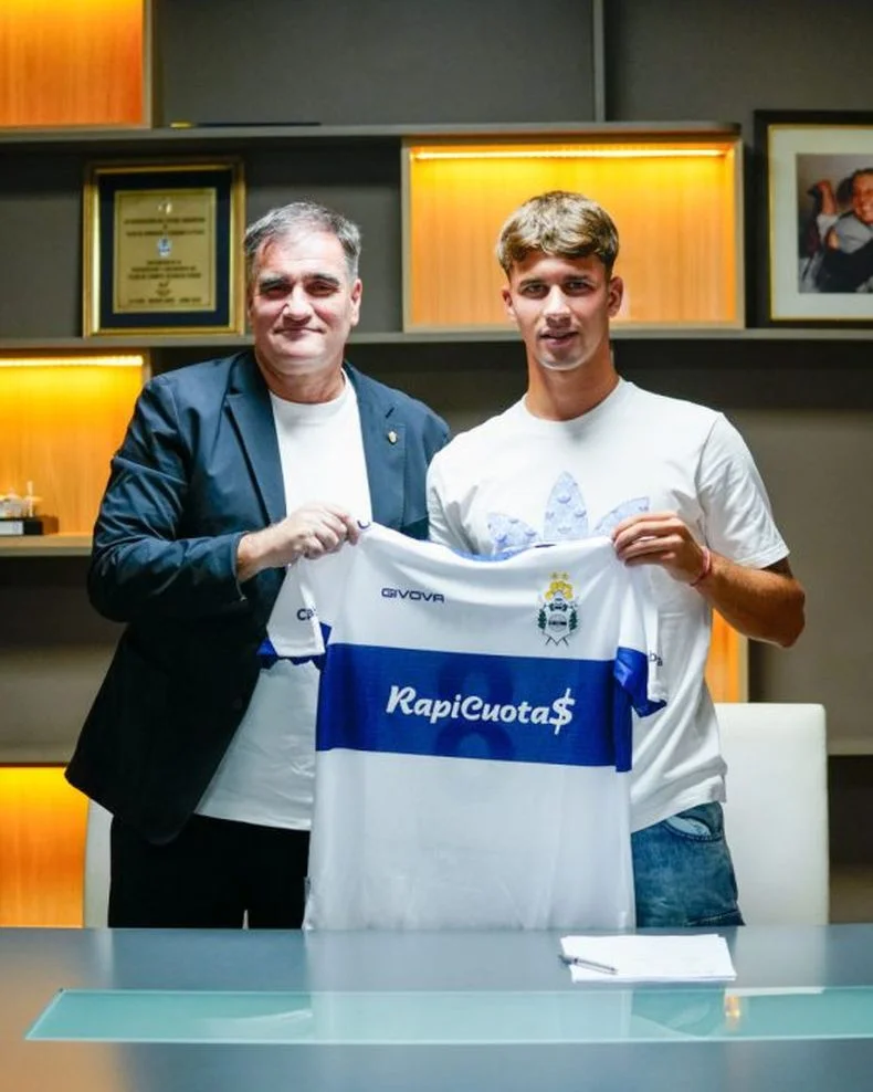 Alejo Gelsomino firm&oacute; su primer contrato como futbolista profesional en Gimnasia
