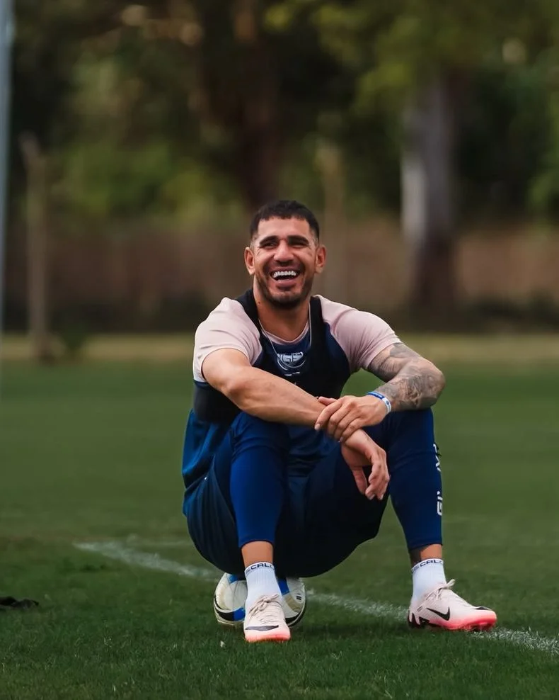 Nelson Insfr&aacute;n sonr&iacute;e en la vuelta de los entrenamientos de Gimnasia en Estancia Chica