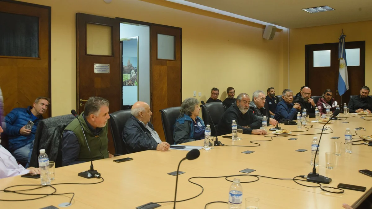 Gremios del transporte, en estado de alerta por el DNU que limita el derecho a huelga