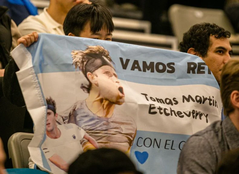 Oliver, con su bandera en apoyo a Tom&aacute;s Etcheverry