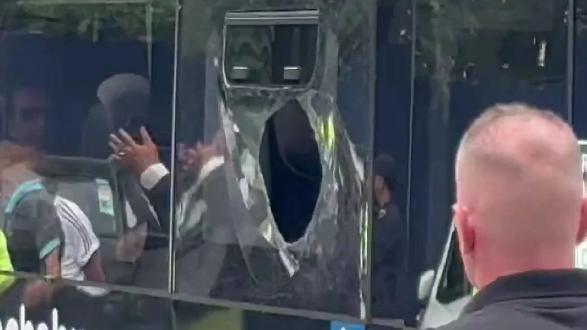 Atacaron a piedrazos el micro de Estudiantes en la cancha de Gimnasia
