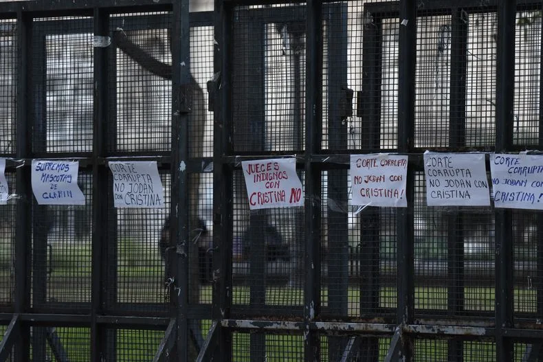 La sede de la Corte Suprema, vallada y con carteles