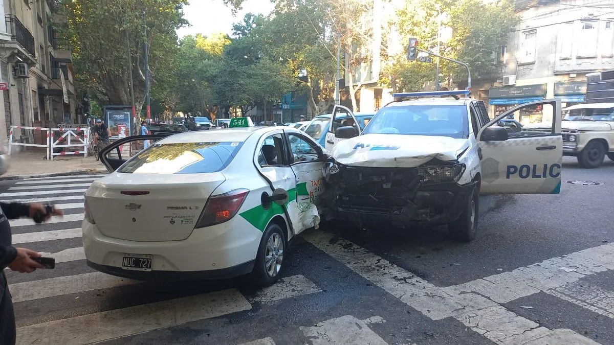 Jornada accidentada en La Plata: un patrullero y un taxi protagonizaron un terrible choque