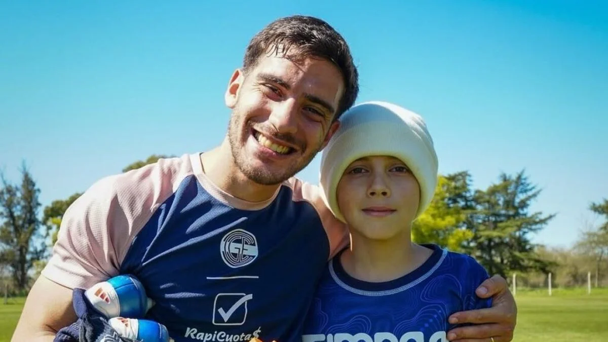 Gimnasia y un gran gesto con un jugador de la cantera