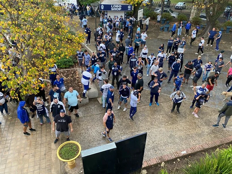 La gente de Gimnasia se junto en los jardines del Bosque para cantar contra la CD
