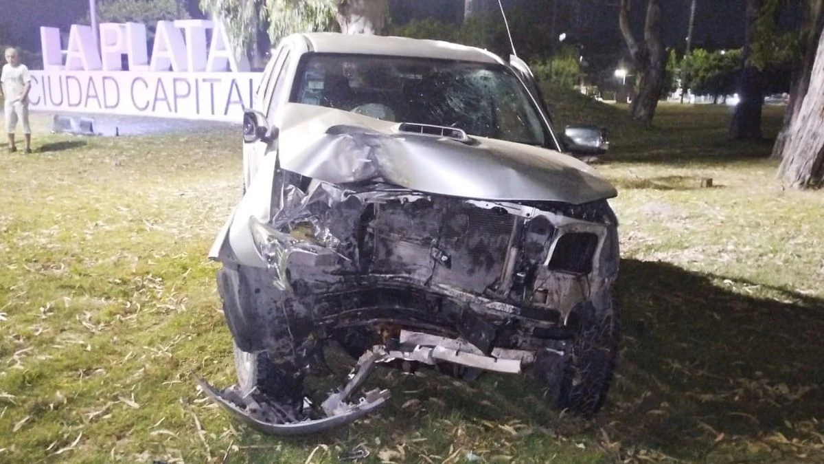 Impactante choque en la rotonda de ingreso a La Plata