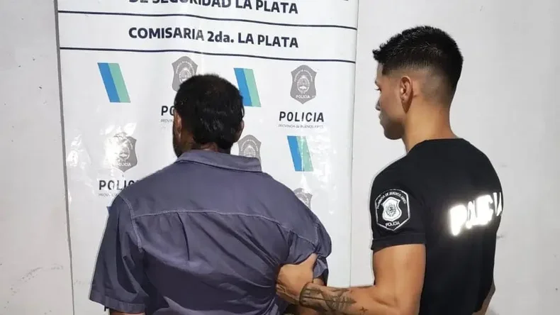 El detenido de 33 años acusado doblemente de homicidio esta madrugada. Está alojado en la seccional Segunda de La Plata