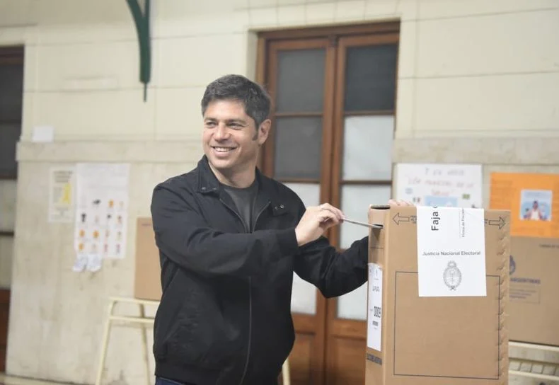 Axel Kicillof emitió su voto a pocos metros de la gobernación, en La Plata