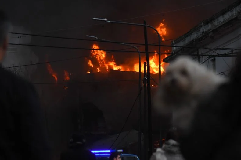 La impactantes imágenes del depósito que se incendió en el centro de La Plata