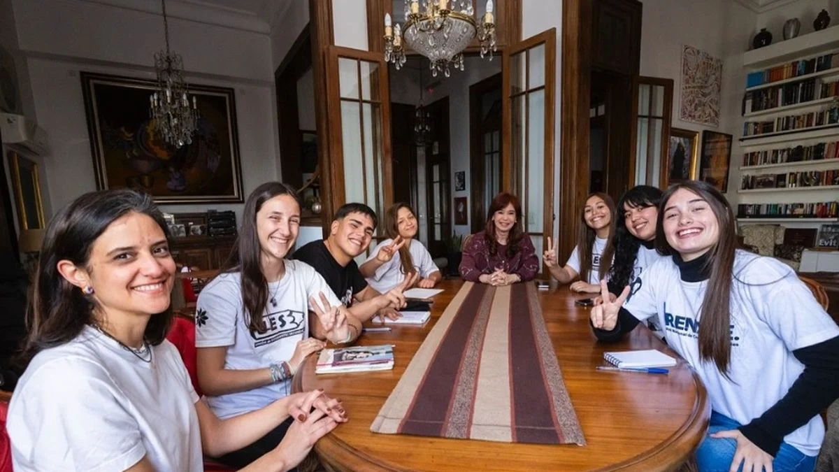 Estudiantes secundarios de La Plata visitaron a Cristina Kirchner