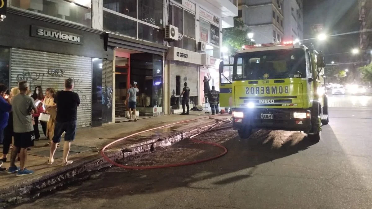 Incendio, evacuados y tensión en un edificio de La Plata