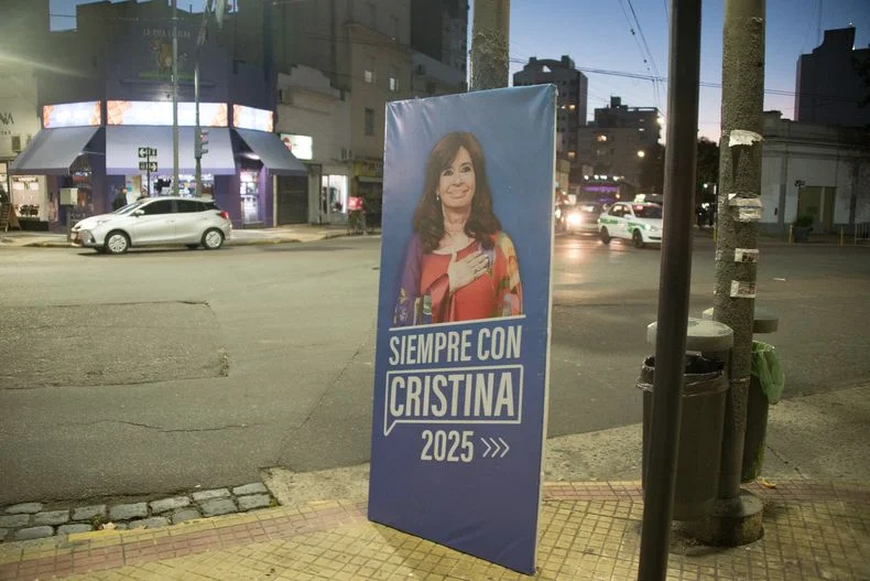Uno de los carteles que apareció en el centro de La Plata