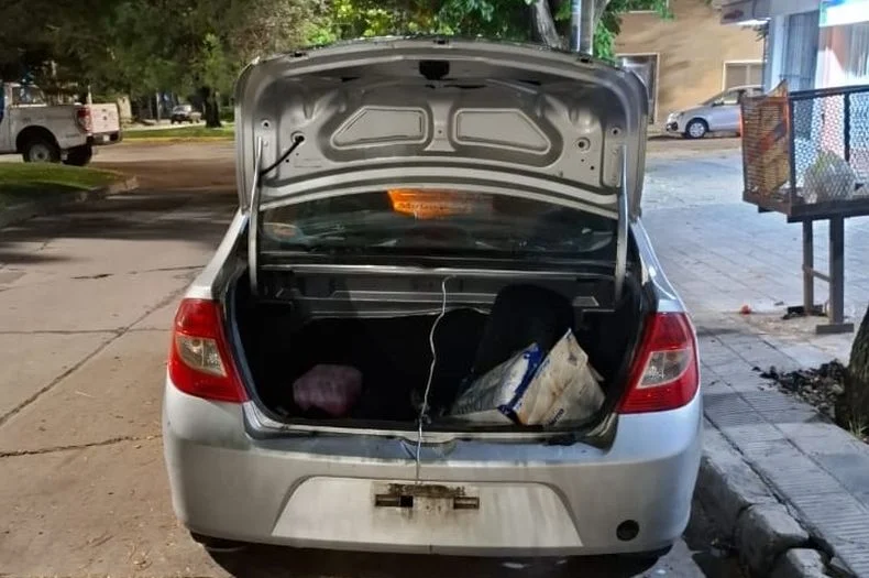 El auto fue vandalizado por los menores con fines de robo