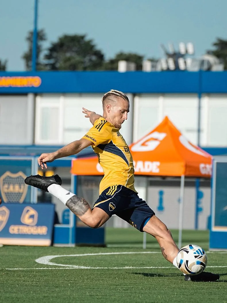 Santiago Ascac&iacute;bar entrenando en el predio de Ezeiza con la ropa de Boca